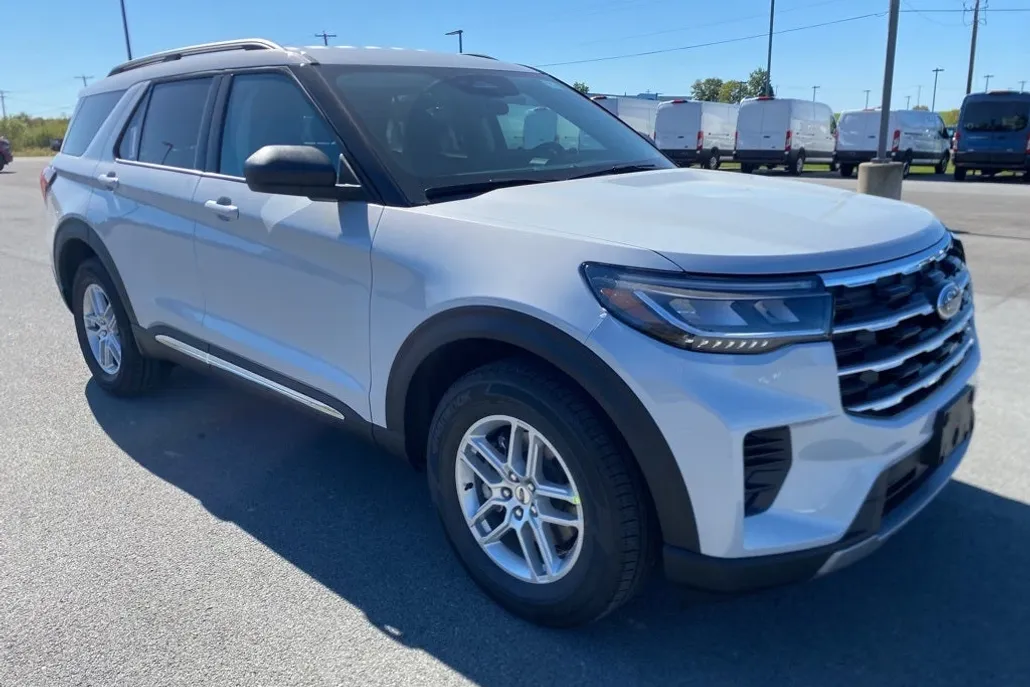 2025 Ford Explorer photo 1