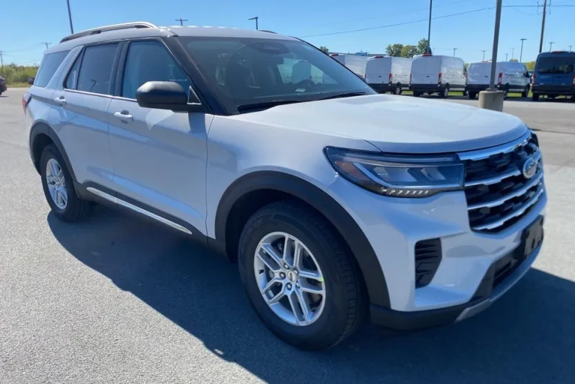 2025 Ford Explorer photo 1