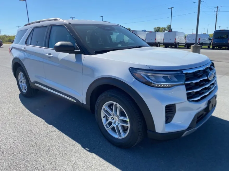 2025 Ford Explorer photo 1