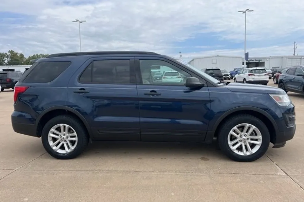 2016 Ford Explorer Base photo 1