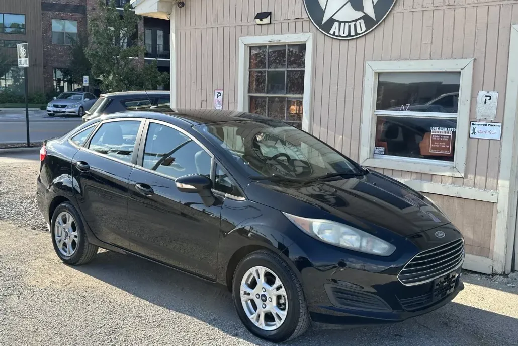 2016 Ford Fiesta SE photo 1