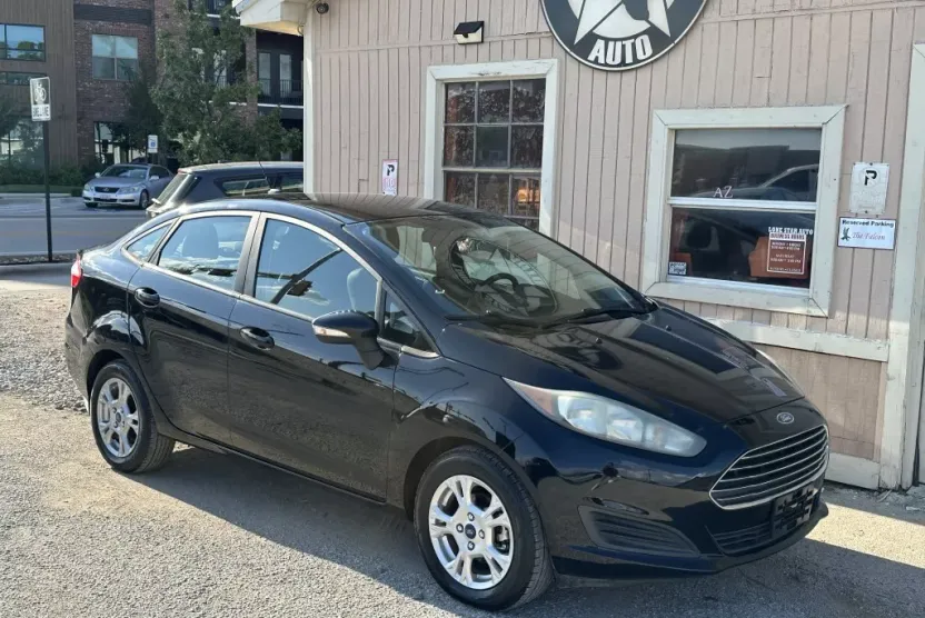 2016 Ford Fiesta SE photo 1