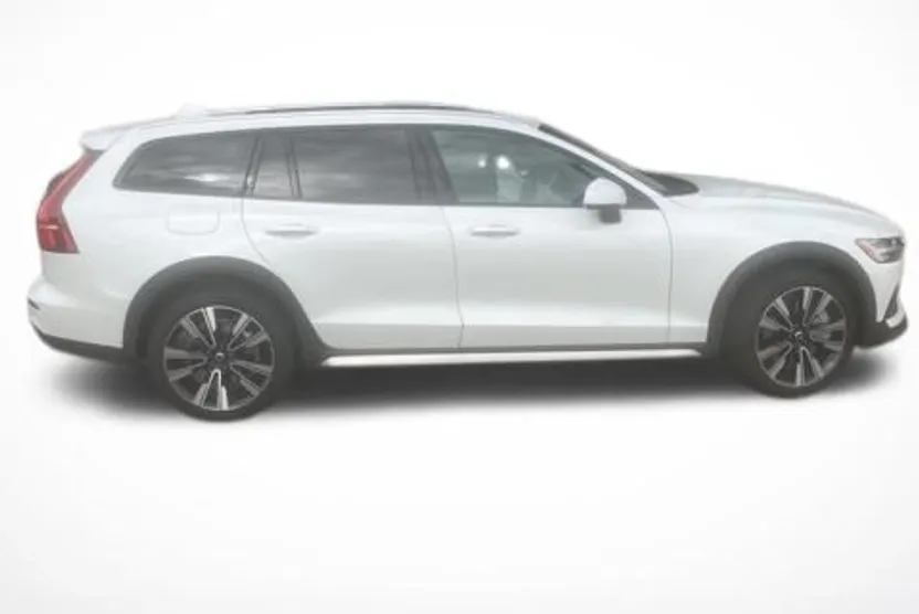 2024 Volvo V60 Cross Country B5 Ultimate photo 1