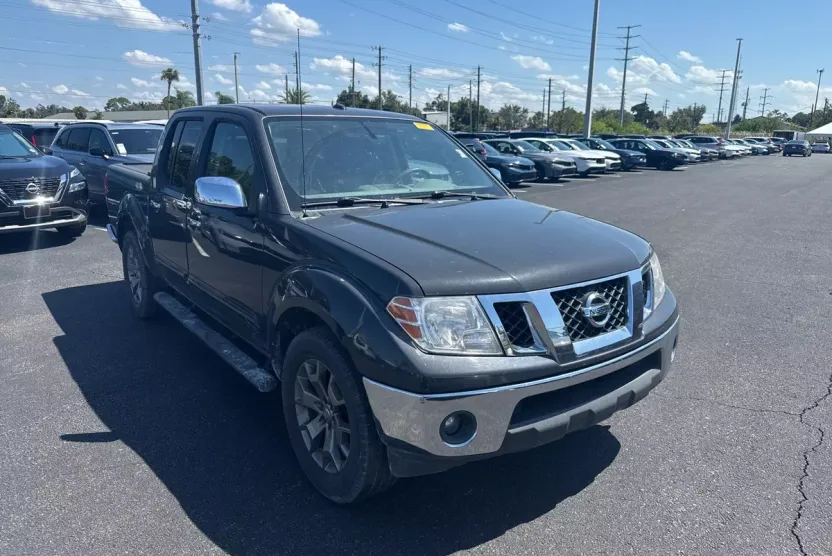 2014 Nissan Frontier SL photo 1