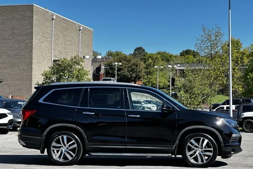 2017 Honda Pilot Touring photo 1