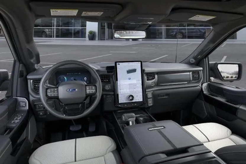 2025 Ford F-150 Lightning Platinum photo 1