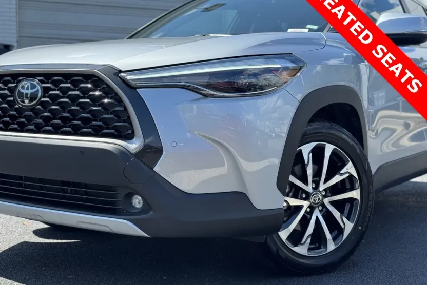 2024 Toyota Corolla Cross XLE photo 1