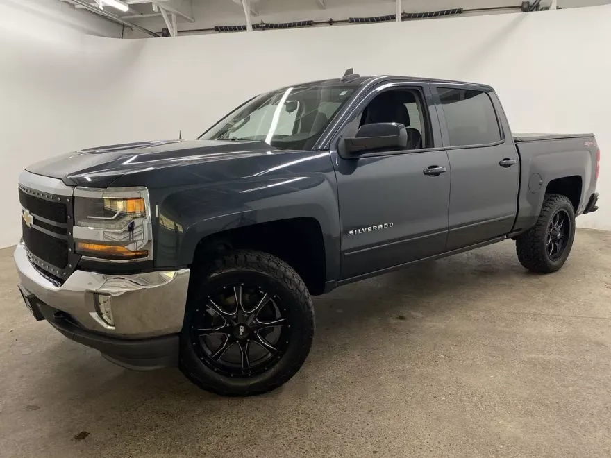 2017 Chevrolet Silverado 1500 LT photo 1