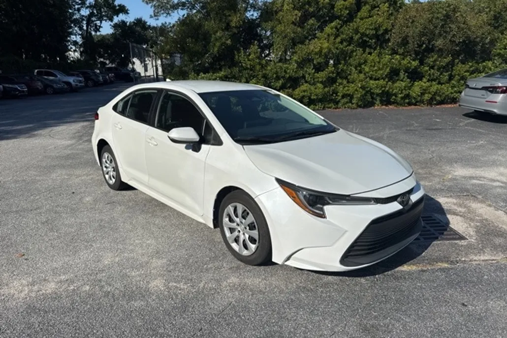2023 Toyota Corolla LE photo 1