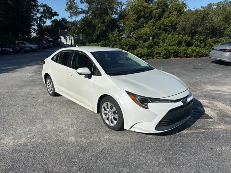 2023 Toyota Corolla LE photo 1