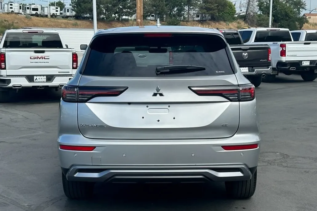 2025 Mitsubishi Outlander SE photo 1