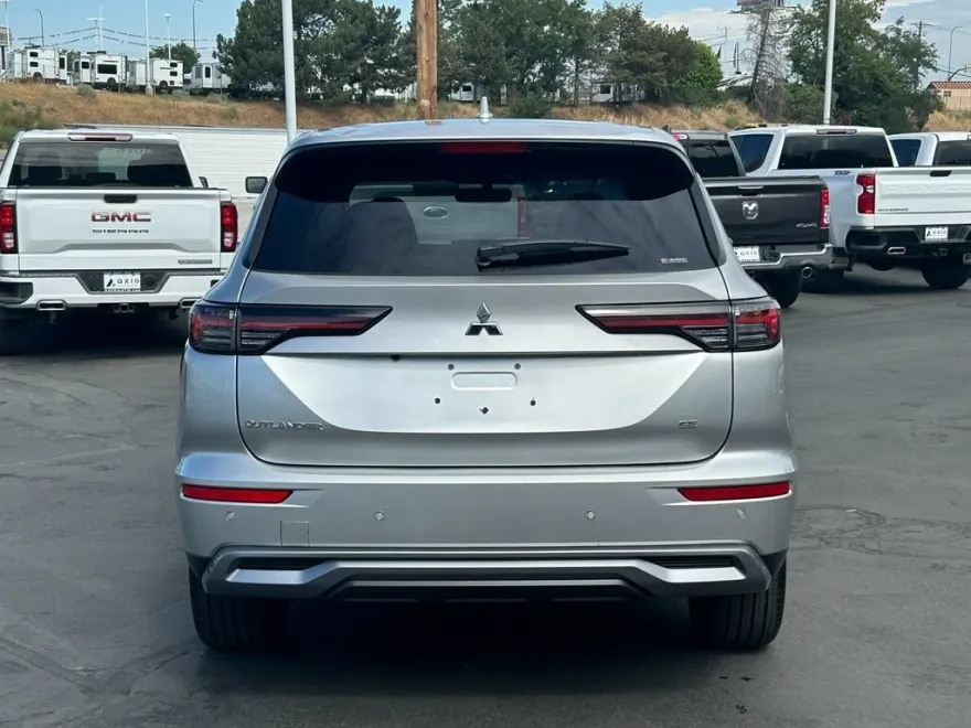 2025 Mitsubishi Outlander SE photo 1