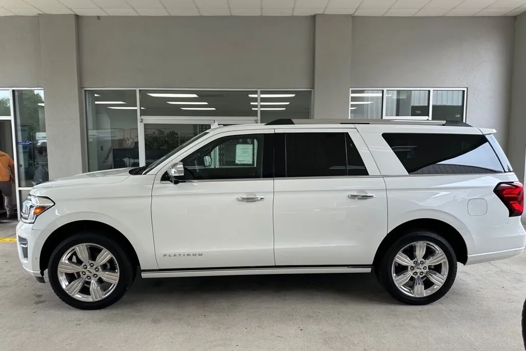 2024 Ford Expedition MAX Platinum photo 1