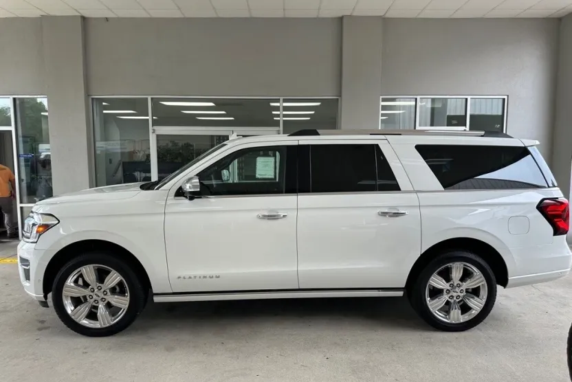 2024 Ford Expedition MAX Platinum photo 1