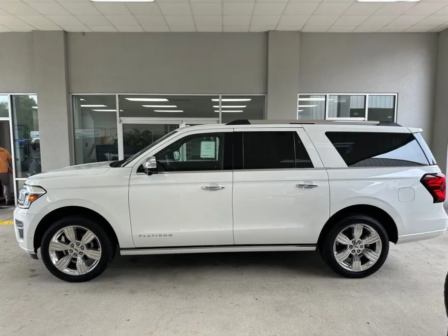2024 Ford Expedition MAX Platinum photo 1