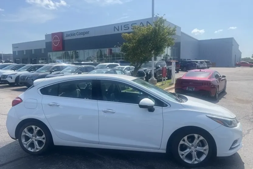 2017 Chevrolet Cruze Premier photo 1