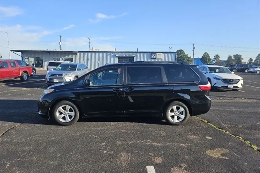 2017 Toyota Sienna LE photo 1