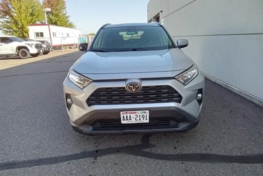 2019 Toyota RAV4 XLE photo 1