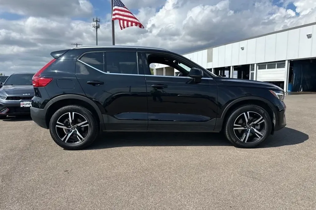 2024 Volvo XC40 Core photo 1