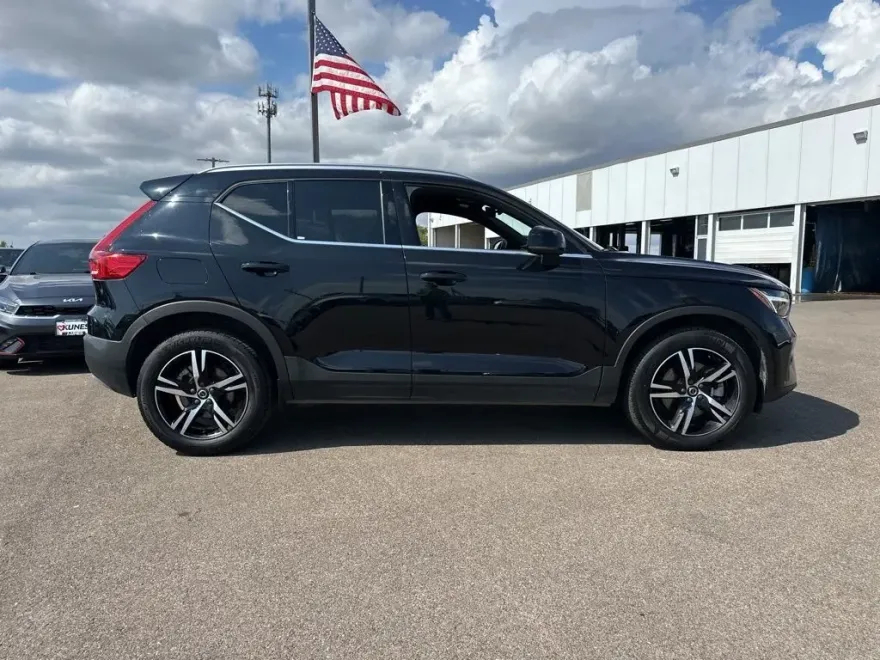 2024 Volvo XC40 Core photo 1