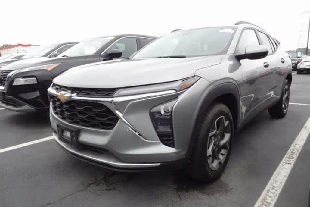 2024 Chevrolet Trax LT photo 1