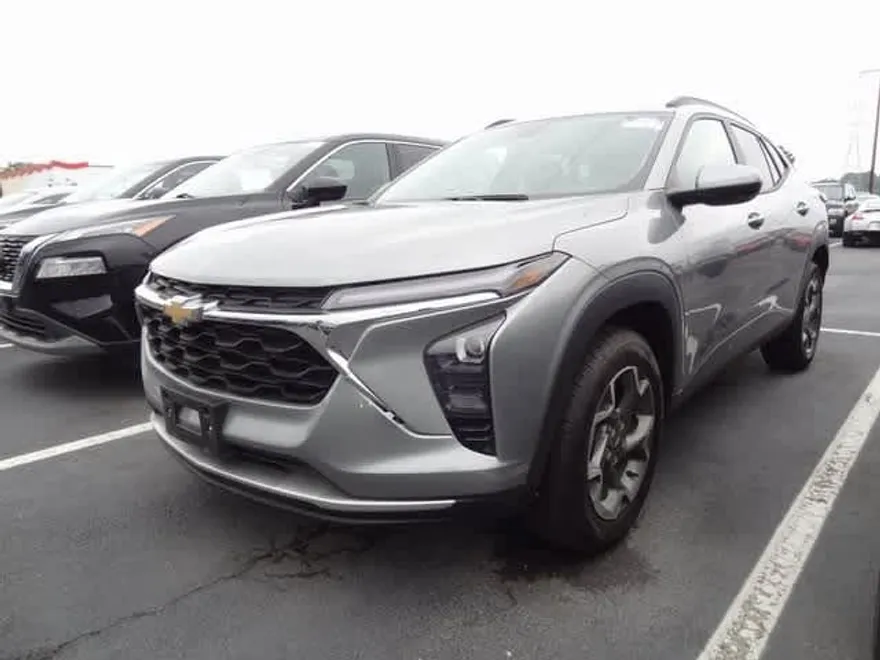 2024 Chevrolet Trax LT photo 1