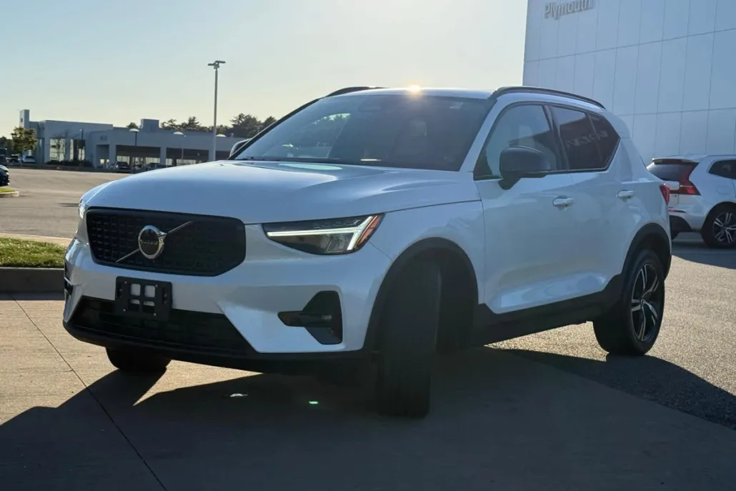 2023 Volvo XC40 AWD Plus photo 1