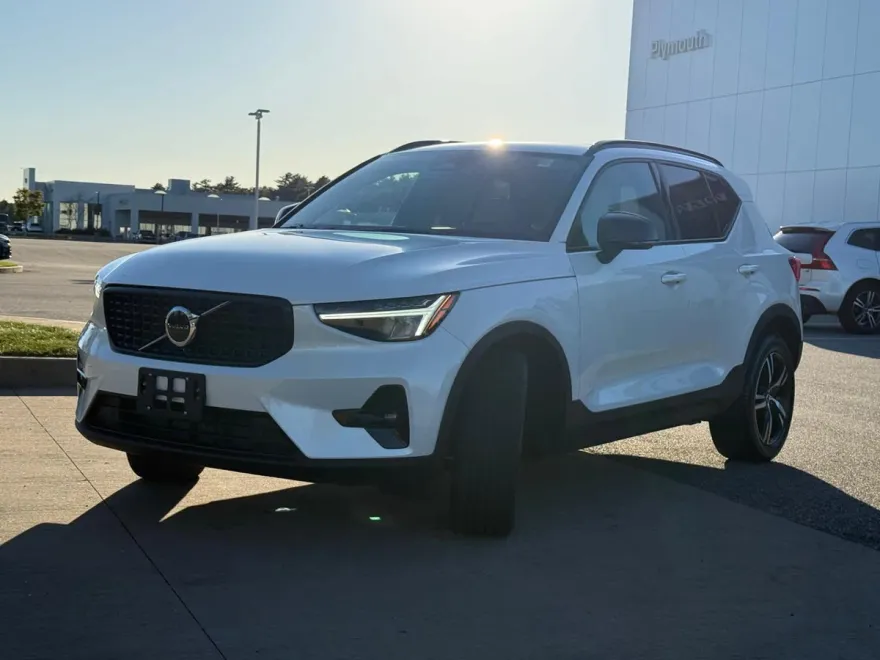2023 Volvo XC40 AWD Plus photo 1