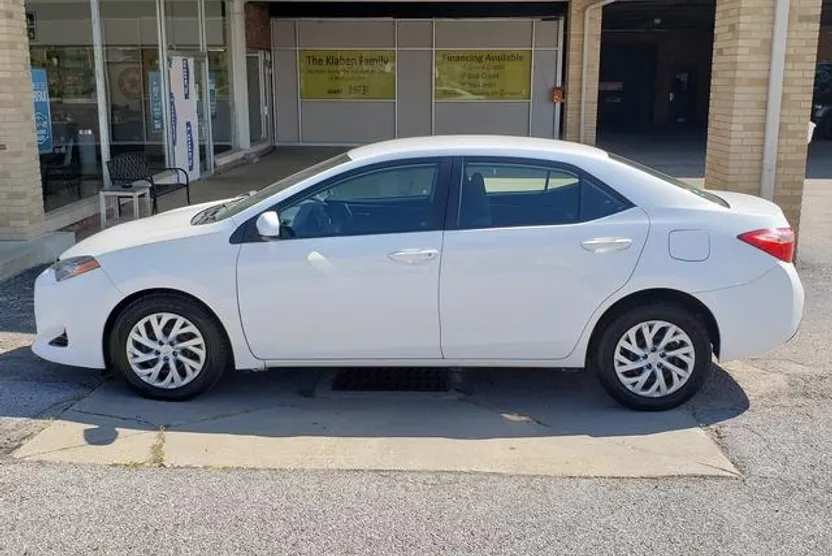 2017 Toyota Corolla LE photo 1