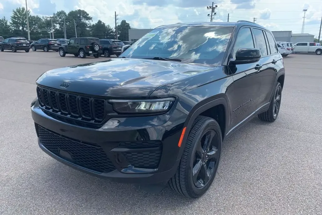 2023 Jeep Grand Cherokee Altitude photo 1