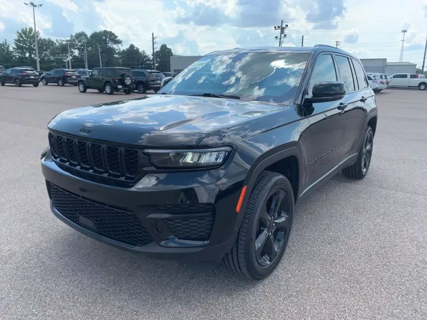 2023 Jeep Grand Cherokee Altitude photo 1