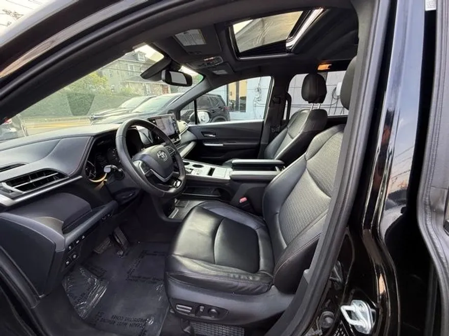 2022 Toyota Sienna XSE photo 14