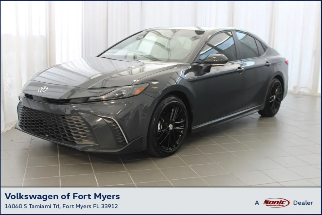 2025 Toyota Camry SE photo 1