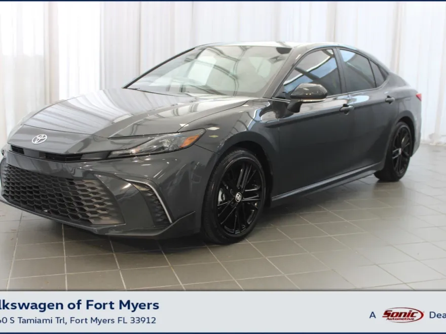 2025 Toyota Camry SE photo 1