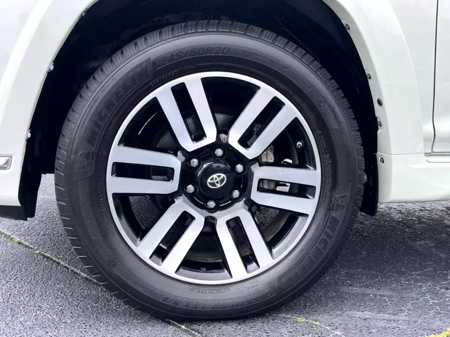 2019 Toyota 4Runner SR5 photo 15