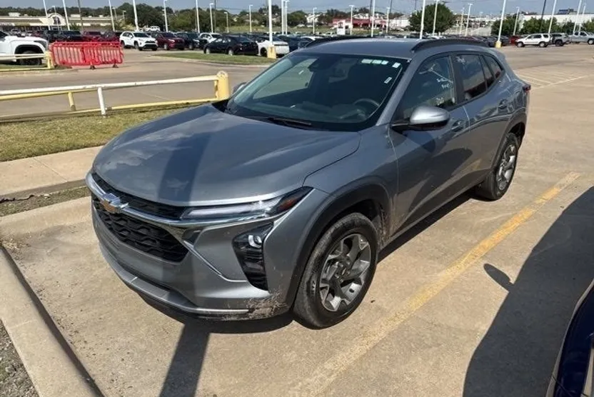 2024 Chevrolet Trax LT photo 1