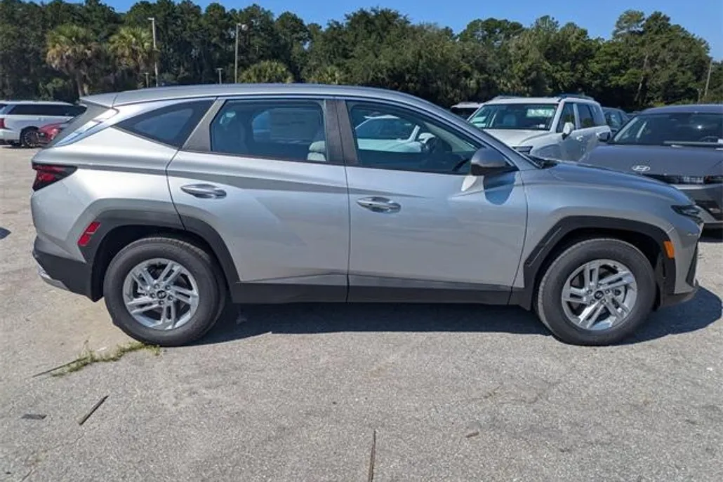 2025 Hyundai Tucson SE photo 1