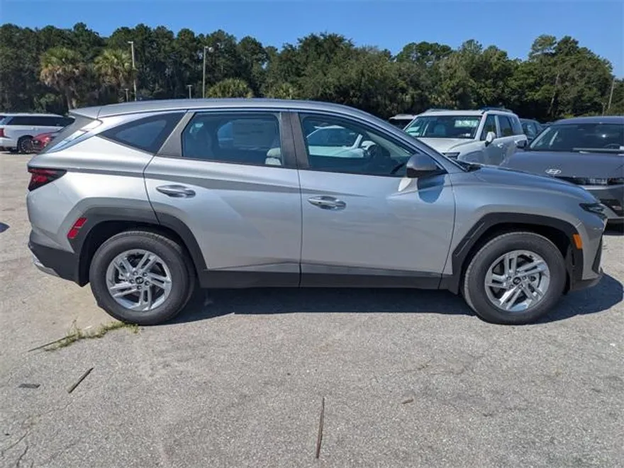 2025 Hyundai Tucson SE photo 1