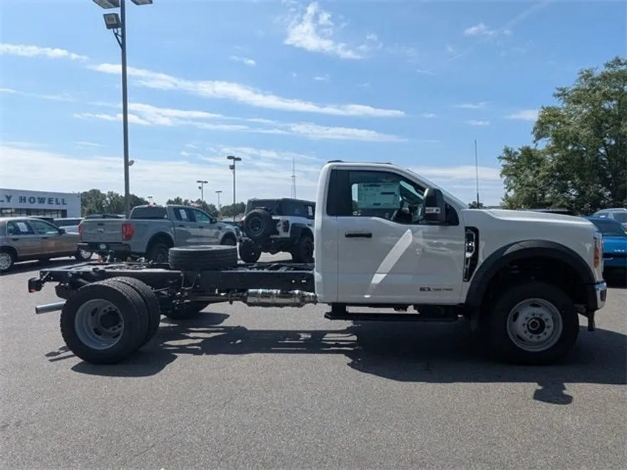 2025 Ford F-600 photo 1