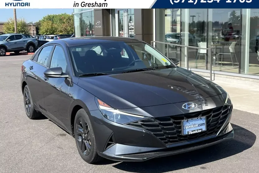 2022 Hyundai Elantra SEL photo 1