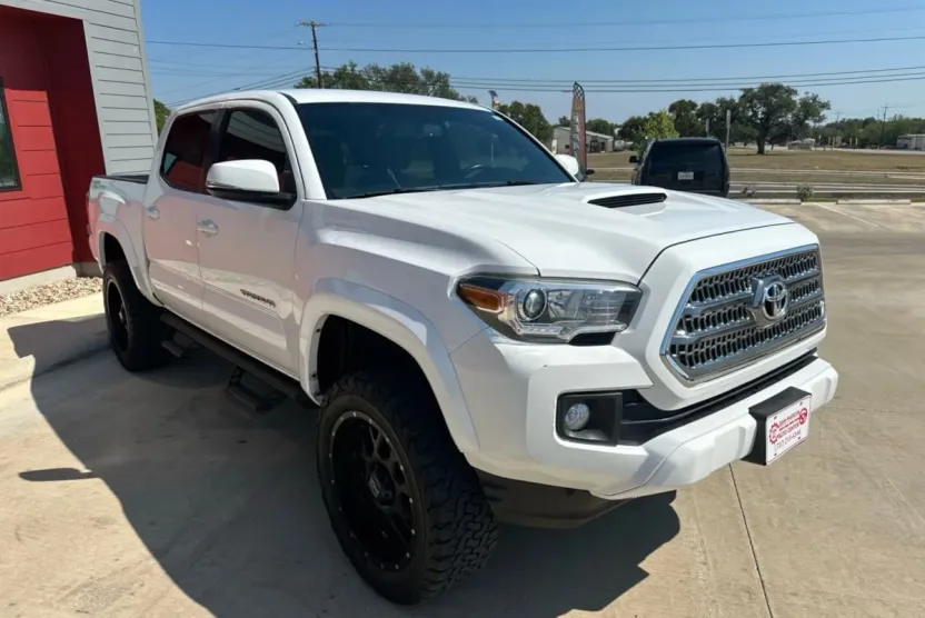 2017 Toyota Tacoma TRD Sport photo 1
