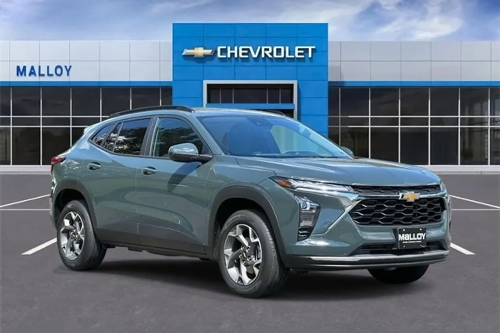 2025 Chevrolet Trax LT photo 1