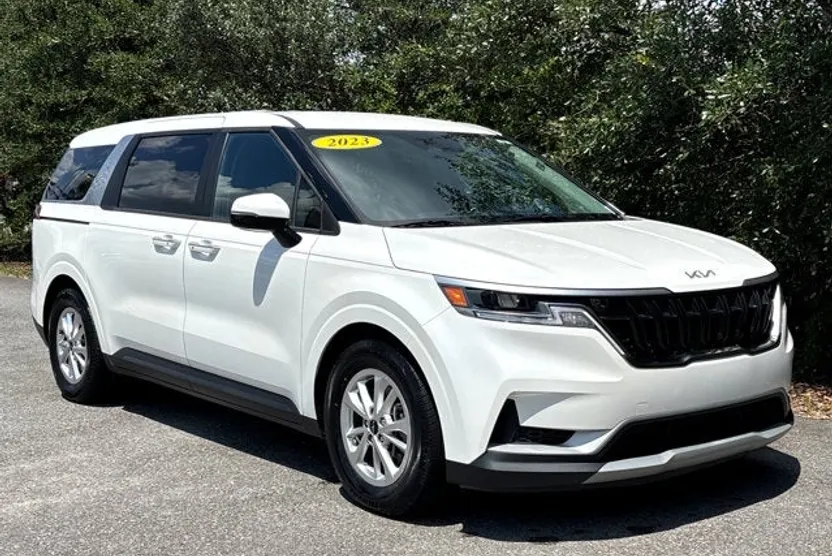 2023 Kia Carnival LX photo 1