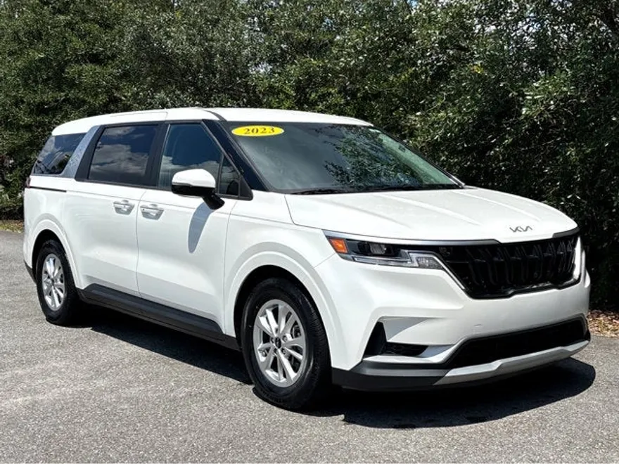 2023 Kia Carnival LX photo 1