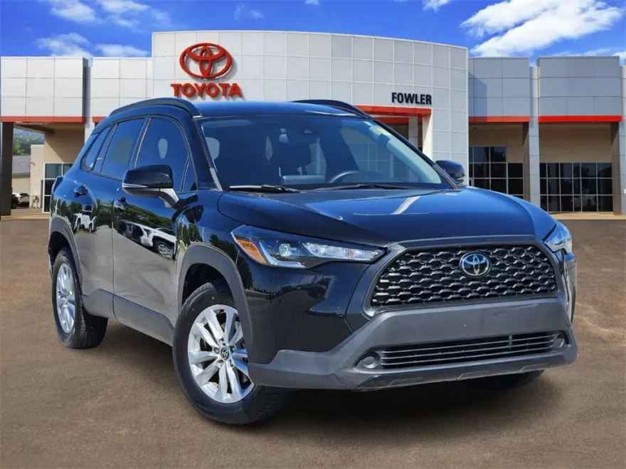 2022 Toyota Corolla Cross LE photo 1