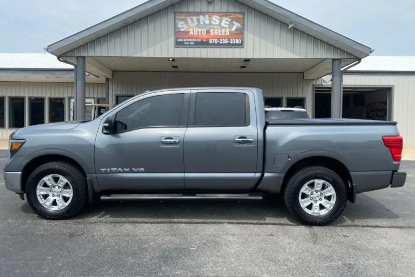 2018 Nissan Titan SV Crew Cab photo 1