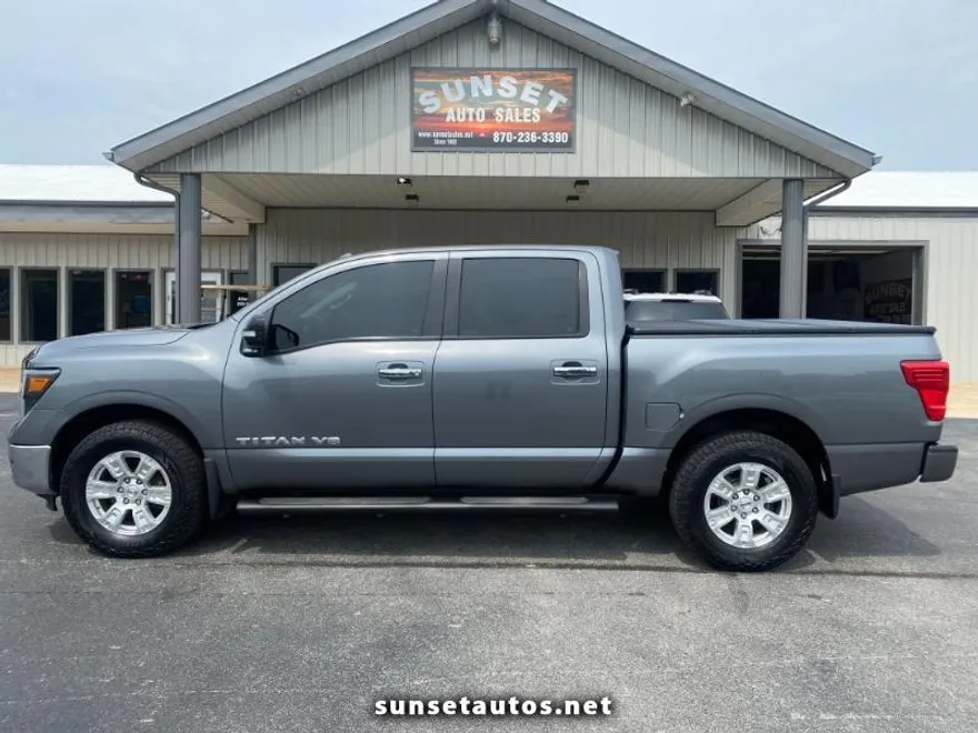 2018 Nissan Titan SV Crew Cab photo 1