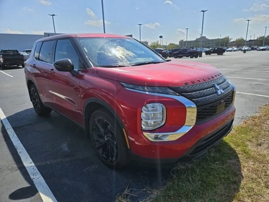 2023 Mitsubishi Outlander SE Black Edition photo 1