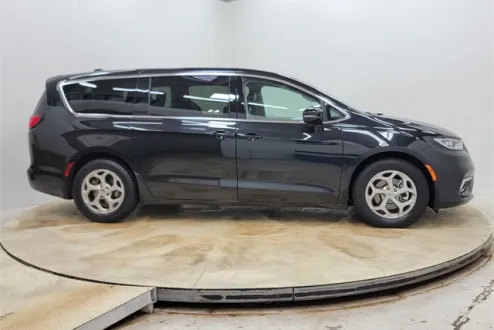 2024 Chrysler Pacifica Limited photo 3