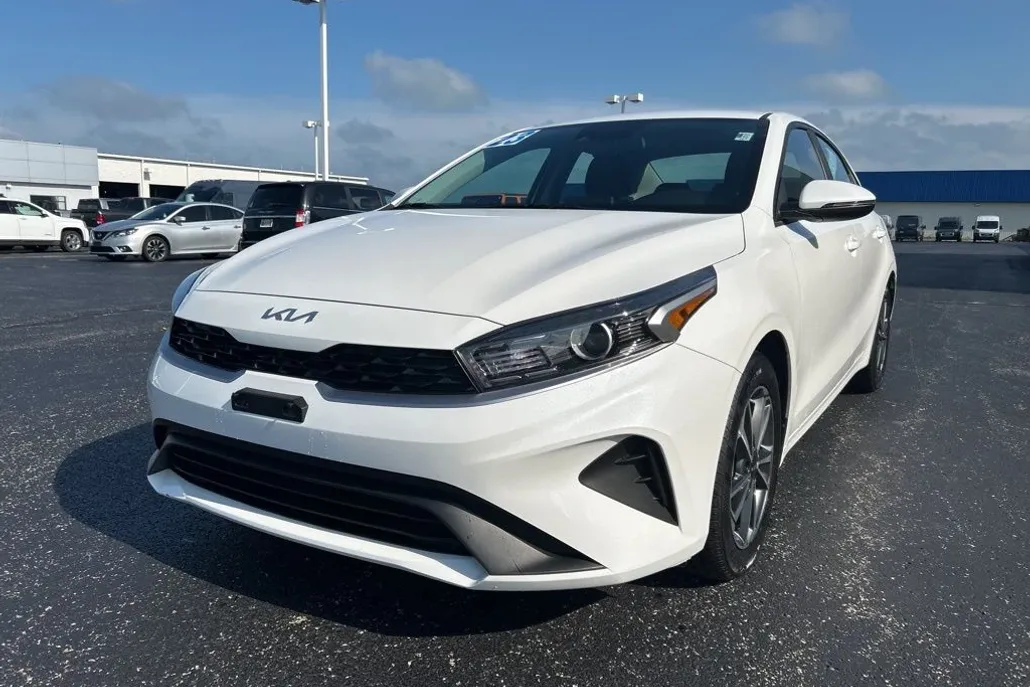 2023 Kia Forte LXS photo 1